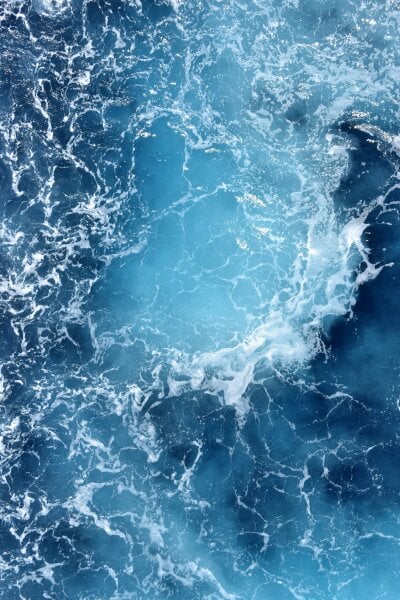 Foto av blått hav med bølgeskum