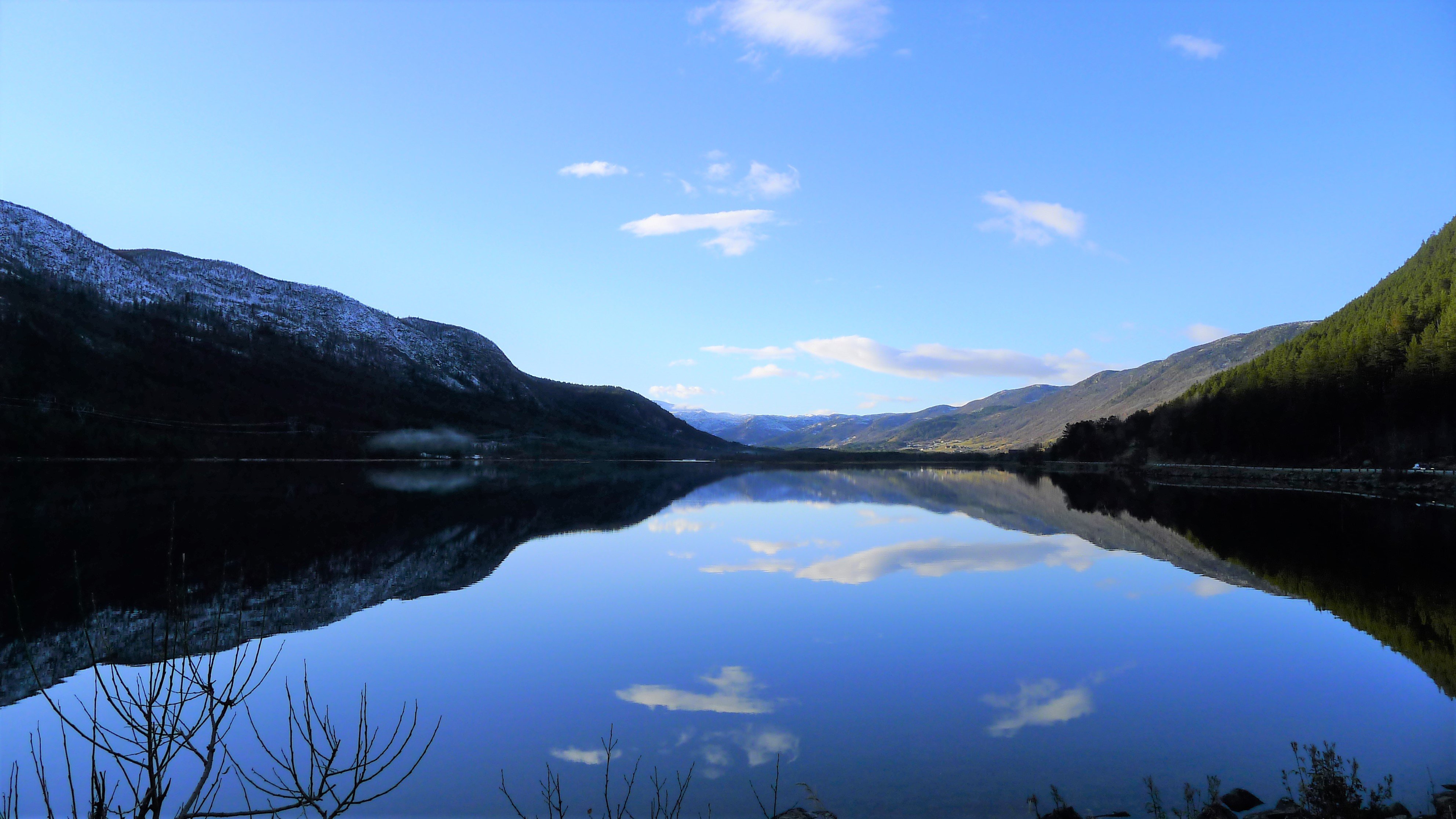 Speilbilde av fjell og vann Foto Eva Almhjell