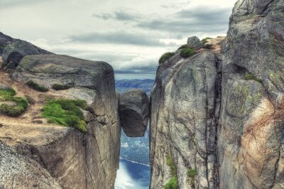Kjeragbolten, en sten som ligger i klem i en fjellsprekk i Rogaland 