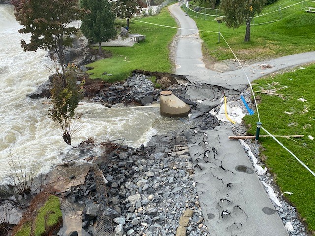 FLOMSKADER: Her har Hønefossen gjort innhugg i landskapet etter store nedbørsmengder i 2023.  (Foto: Anne Solheim)